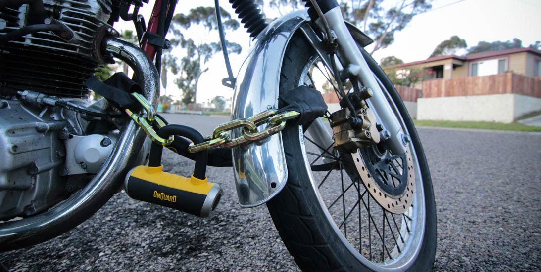 Protección antirrobo para moto: candado, cadena, alarma y GPS | Guía Machine Garage