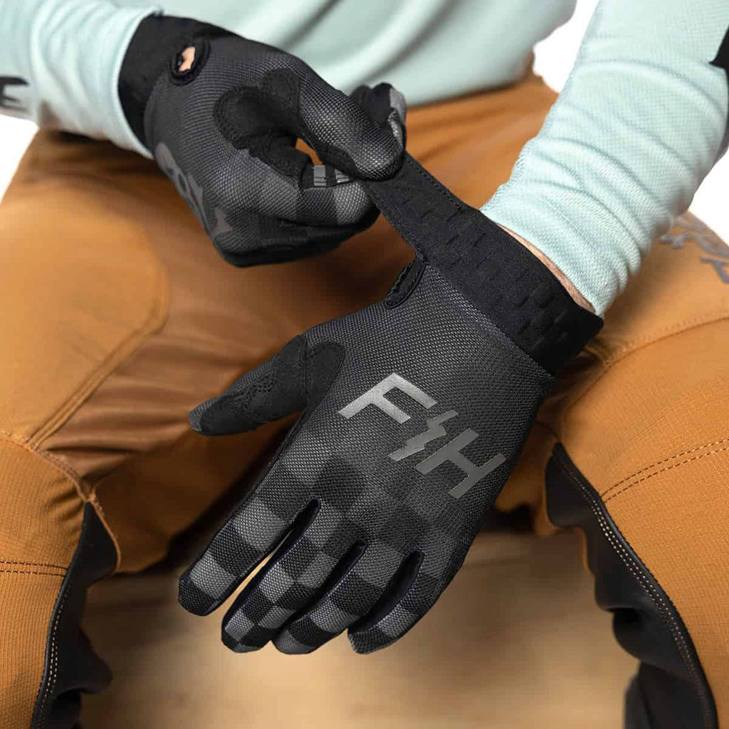 VaporReaperGlove-Black_Detail_1200