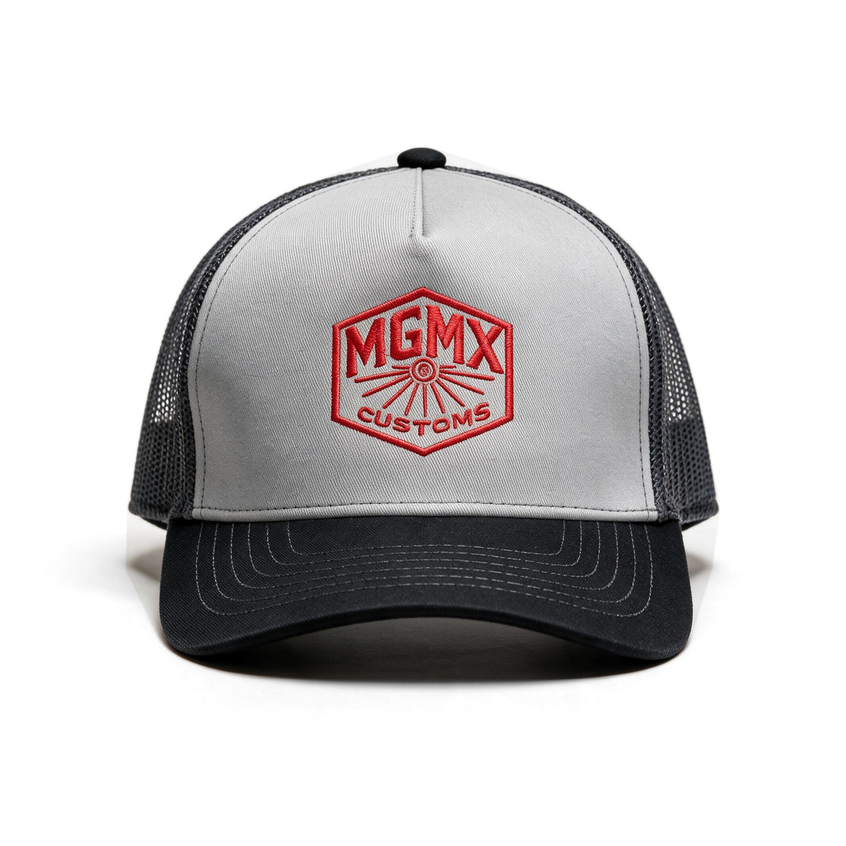 Gorra Machine Garage MGMX Gris con Bordado Rojo — vista frontal, composición uniforme