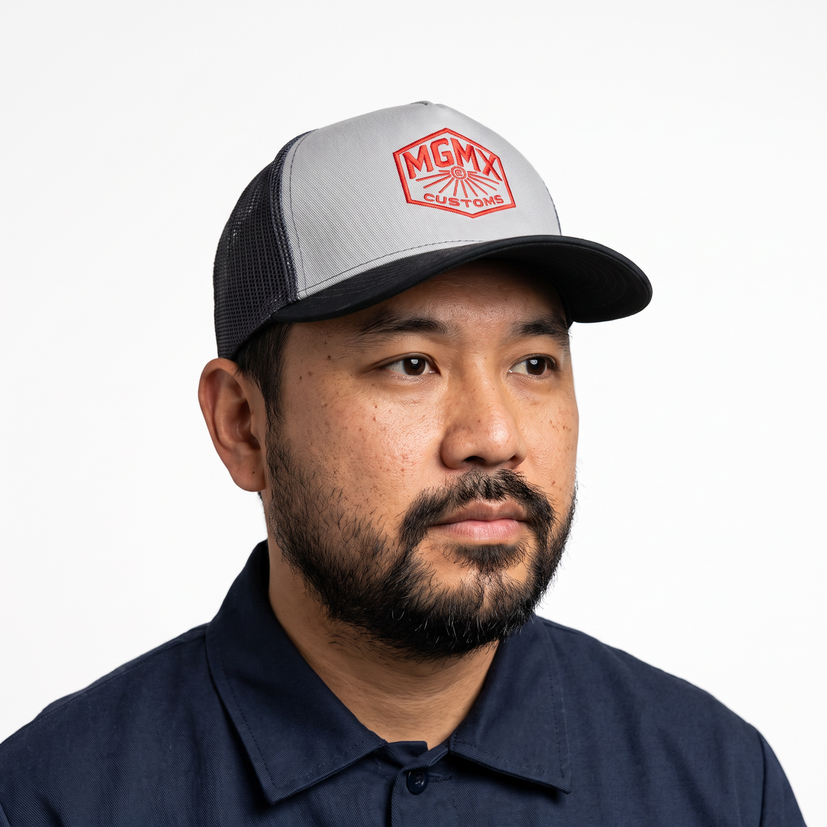 Gorra Machine Garage MGMX Gris con Bordado Rojo — lifestyle con modelo