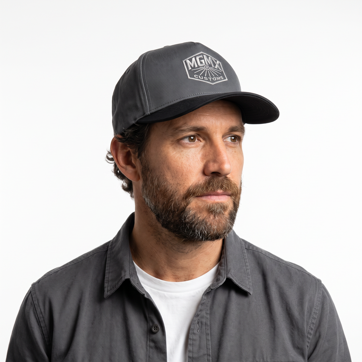 Gorra Machine Garage MGMX Gris con Visera Negra — lifestyle con modelo