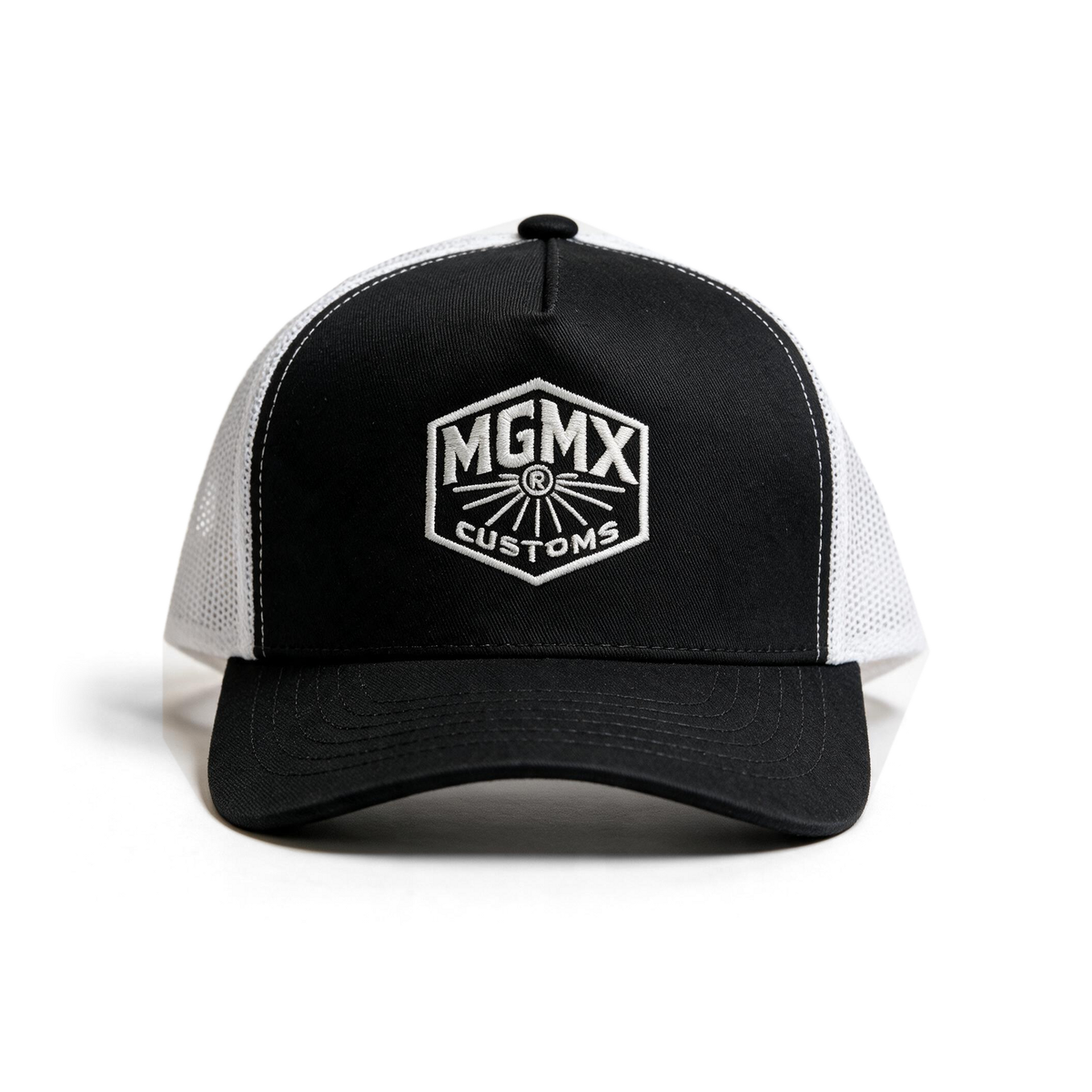 Gorra Machine Garage MGMX Negra con Malla Blanca — vista frontal, composición uniforme