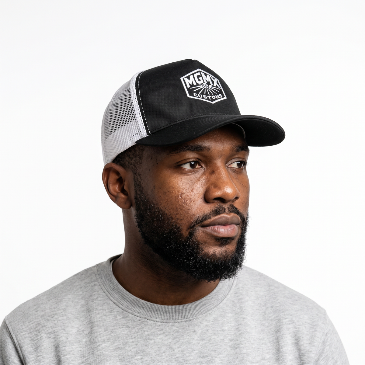 Gorra Machine Garage MGMX Negra con Malla Blanca — lifestyle con modelo