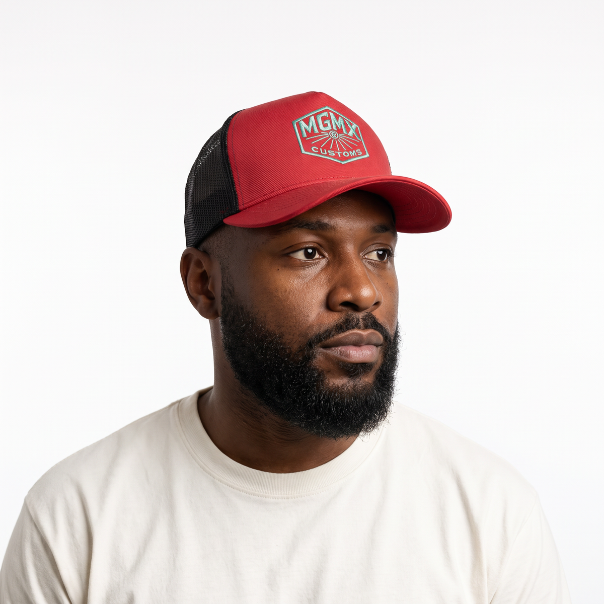 Gorra Machine Garage MGMX Roja con Malla Negra — lifestyle con modelo
