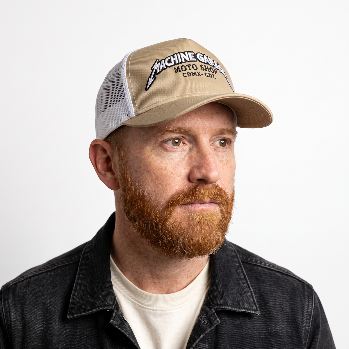 Gorra Machine Garage Moto Shop Khaki — lifestyle con modelo