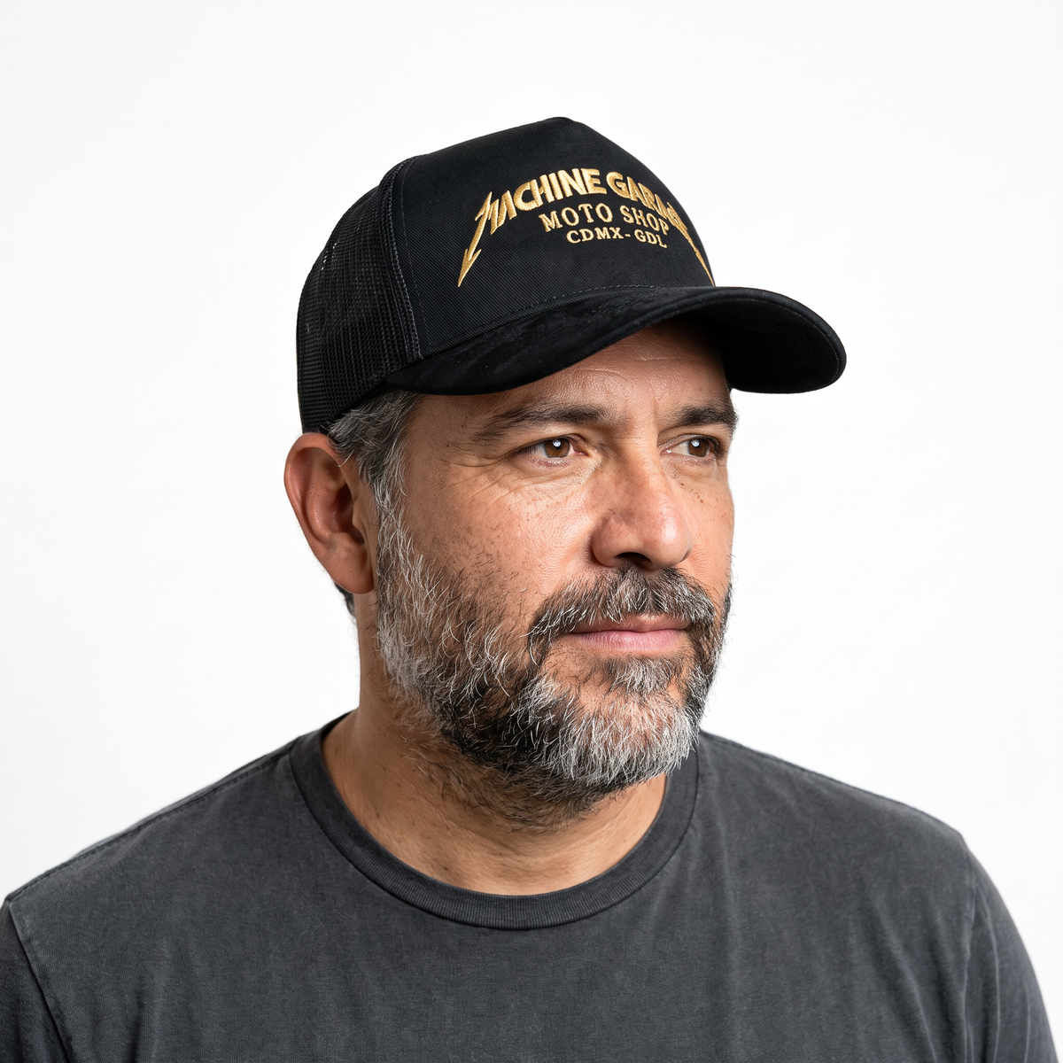 Gorra Machine Garage Moto Shop Negra con Bordado Dorado — lifestyle con modelo