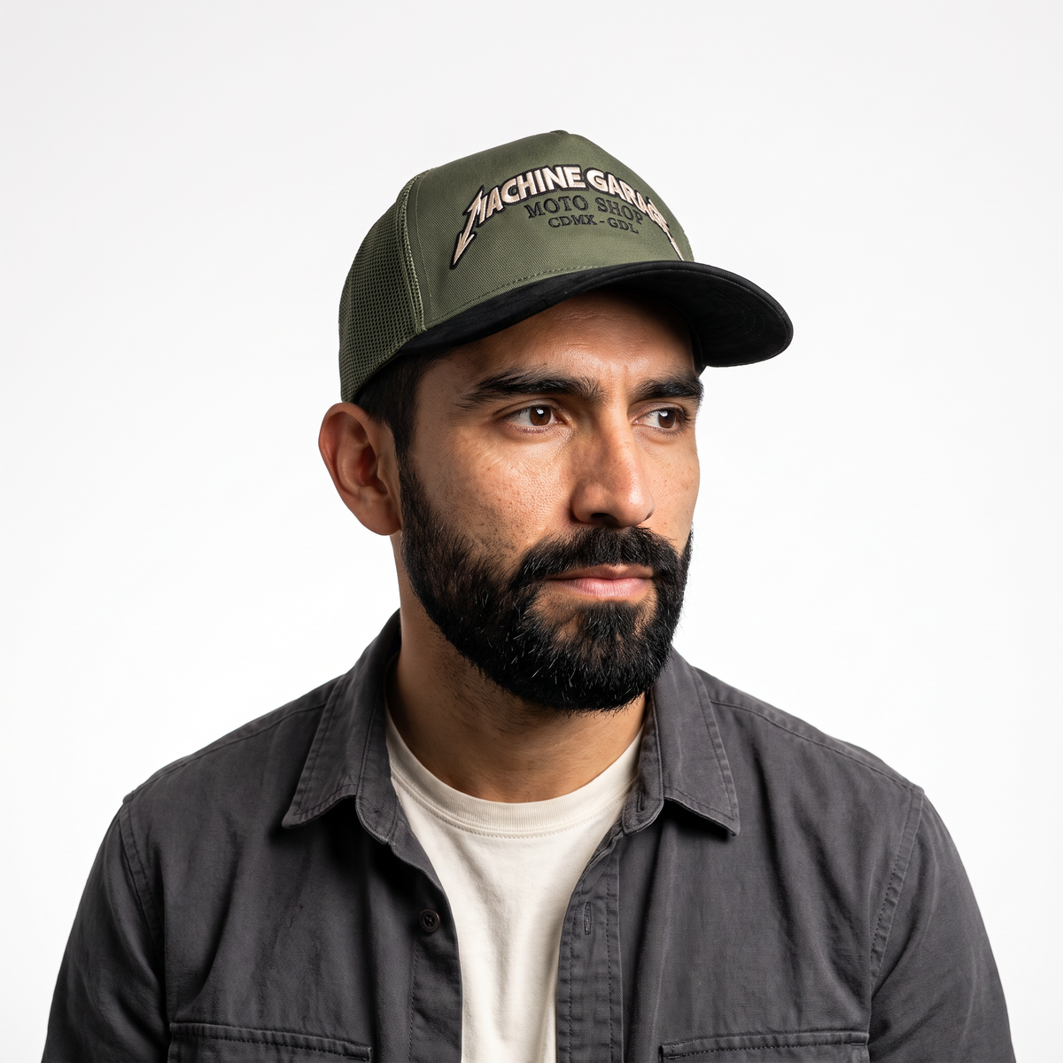 Gorra Machine Garage Moto Shop Oliva — lifestyle con modelo
