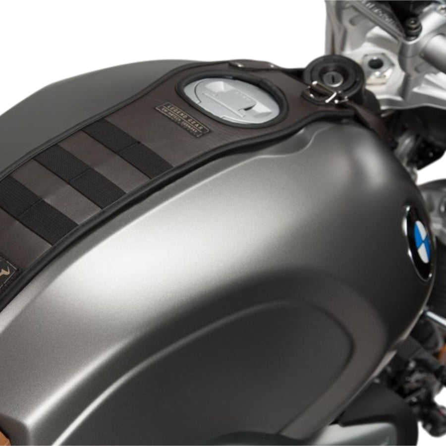 SW-Motech Legend Gear Tank Strap SLA – BMW R nineT — vista 1