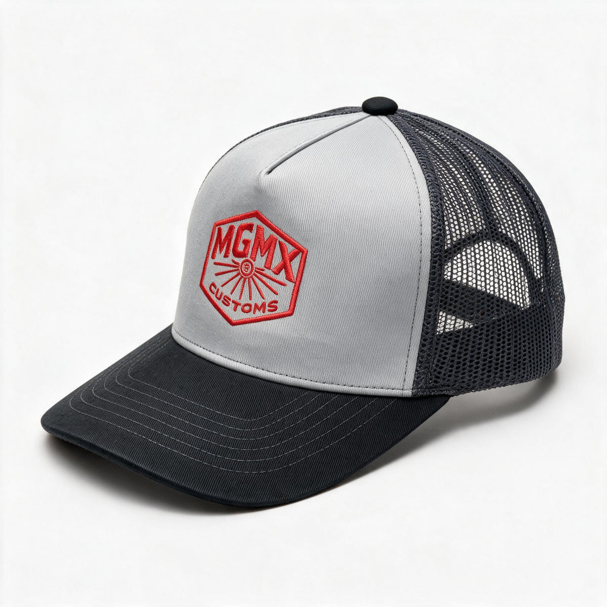 Gorra Machine Garage MGMX Gris con Bordado Rojo — vista diagonal