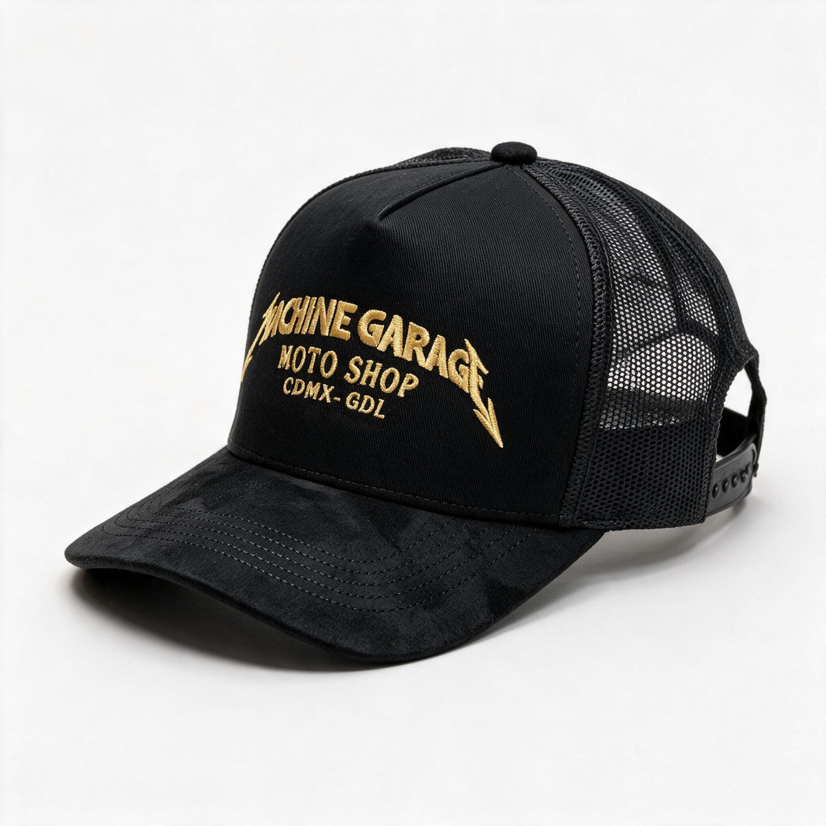 Gorra Machine Garage Moto Shop Negra con Bordado Dorado — vista diagonal