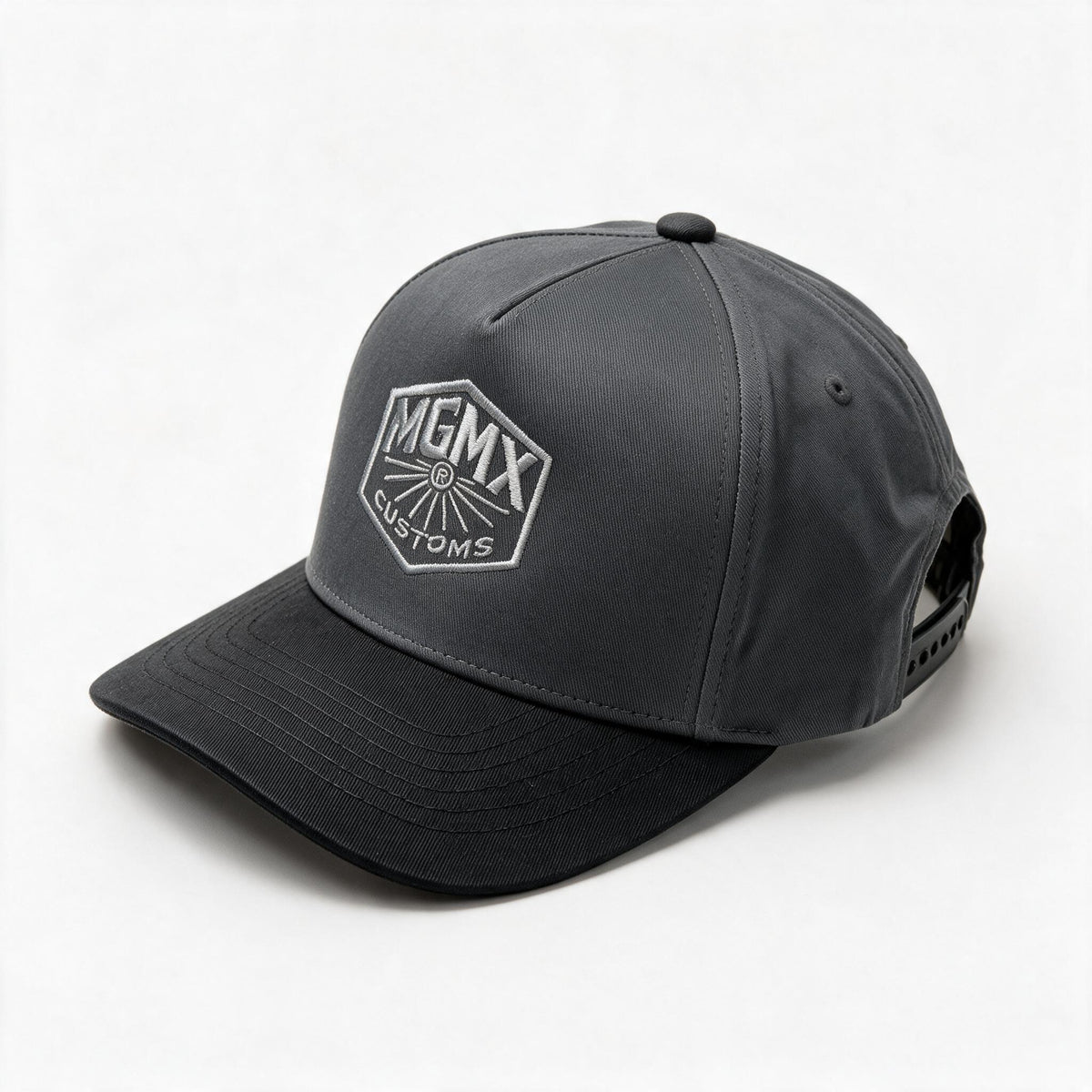Gorra Machine Garage MGMX Gris con Visera Negra — vista diagonal