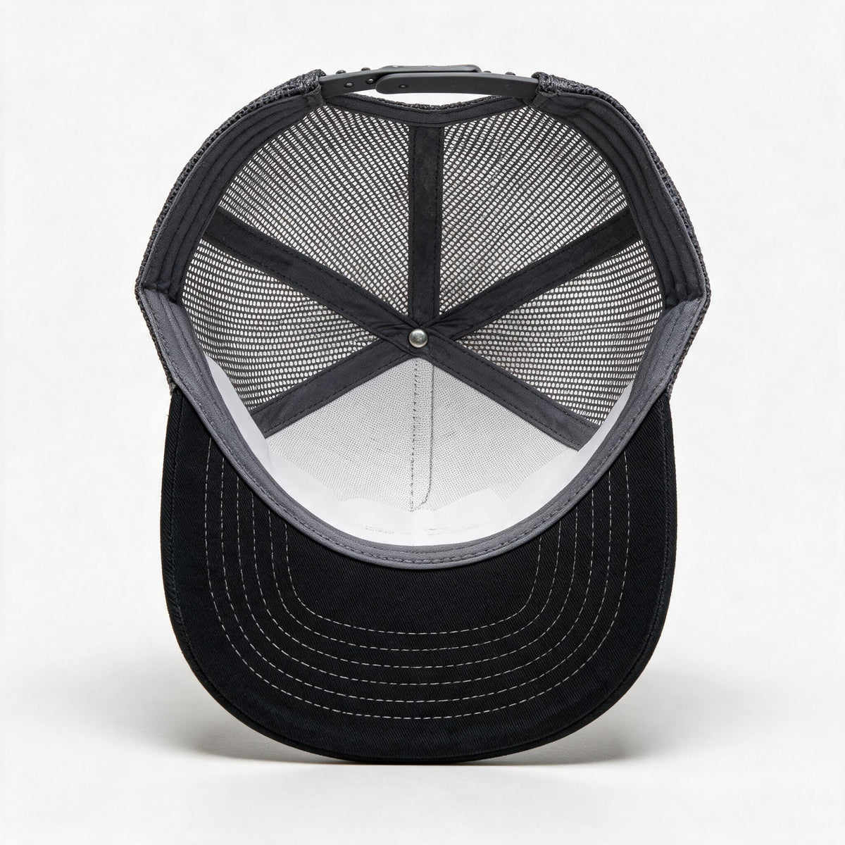 Gorra Machine Garage MGMX Gris con Bordado Rojo — detalle cenital del interior
