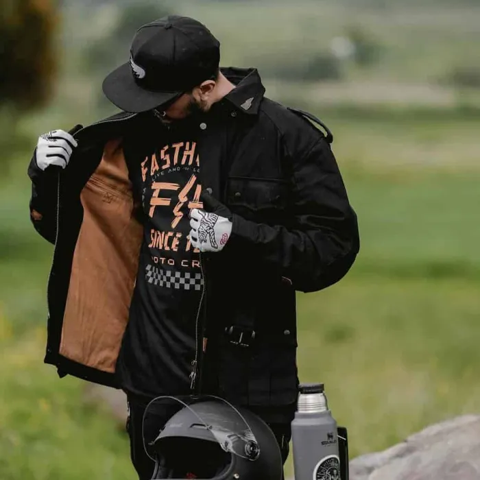 Chamarra y guantes de motociclismo
