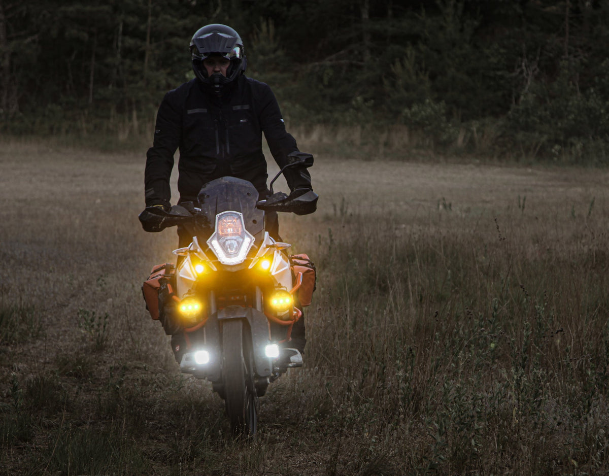 Motocicleta con luces auxiliares encendidas
